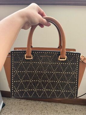 bristol small floral appliqu leather backpack Ana  Embroidered Bag in Brown or Black Black Adjustable Straps  Wear it how you likecarry it or wear it comfortably on your back Compact Yet Spacious  Fits your essentials while keeping your look light and stylish Dimensions Michael Kors Bristol for Women